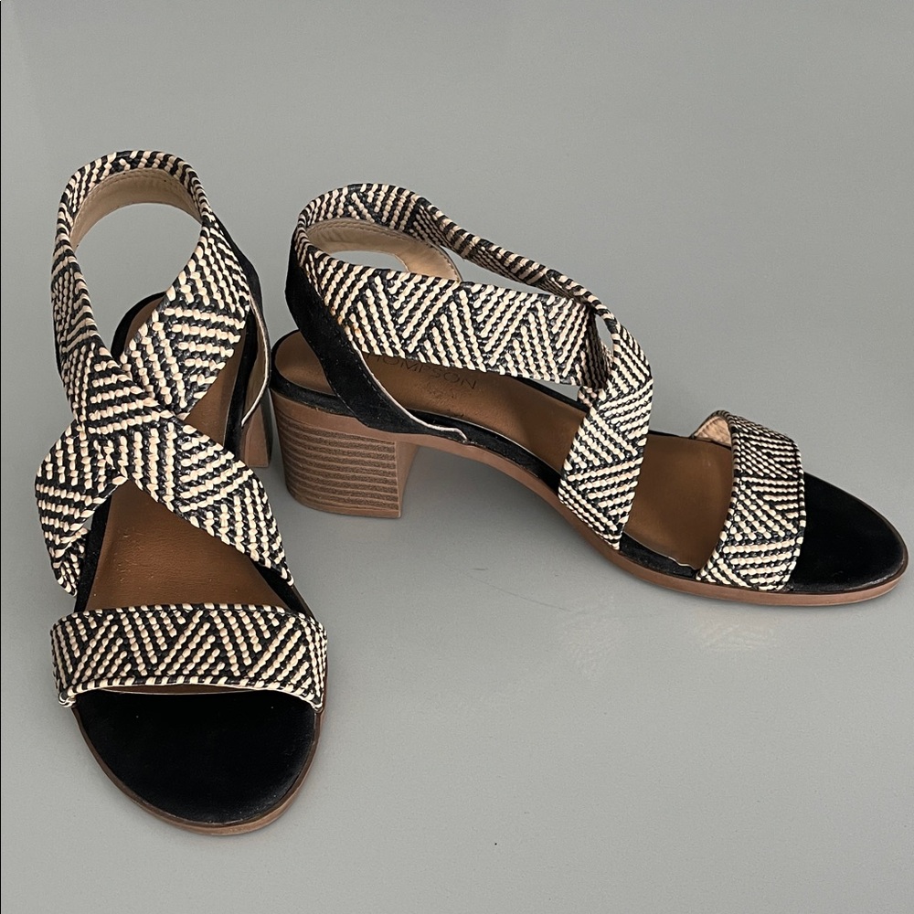 Women's Black and Tan Open Toe Sandals Neutral Color Size 8.5M